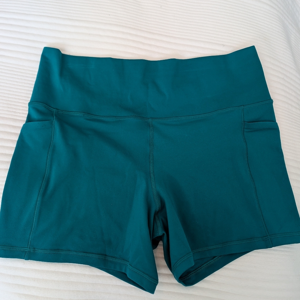 Athleta 5 Inch Sun Salutation Shorts